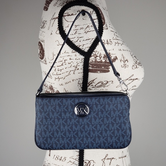 💕LAST ONE💕 Michael Kors Large Fulton Wristlet - Picture 2 of 4